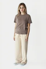 Pantalón negro de corte recto y tiro alto, con cintura elástica y cordón ajustable.
