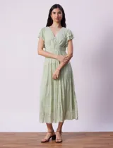 Vestido midi verde agua en tejido calado con escote en V, corte bajo busto y forro interno a tono.