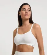 Soutien modelo top, color blanco, hecho en microfibra sin relleno, con aro, sin costura y con textura acanalada/trenzas.