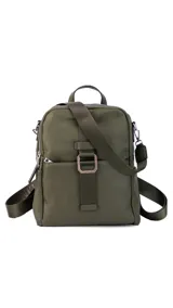 Mochila negra combinada, con cuerpo principal de tela impermeable y bolsillo frontal de simil cuero texturizado. Cuenta con asa corta superior y correa larga ajustable para llevar al hombro o cruzada.