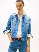 Campera de jean celeste de corte slim, con cuello inglés, cierre de botones, dos bolsillos tipo sobre abotonados en el pecho y puños con botón.