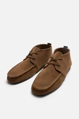 Botín marrón de gamuza con cordones y suela fina.