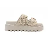 Sandalias con plataforma color beige, con capellada tejida y hebillas doradas.