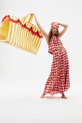 Top sin mangas de lino con estampado de mariposas, escote cuadrado y botones forrados en la espalda.