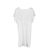 Kimono de playa blanco de tejido calado tipo red, con calce suelto y cordón para ajustar en la cintura.