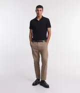 Pantalón de vestir color gris claro, de corte slim fit y largo cropped.