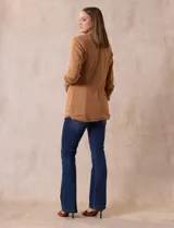 Blazer blanco en crepe, marca Dictionary. Cuello con solapa y abertura central. Delantera con bolsillos. Manga ¾ fruncida y forro interno.