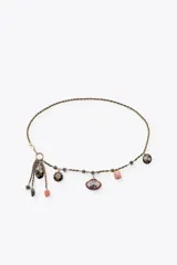 Cinturón tipo cordón con eslabones metálicos dorados y colgantes de charms con piezas de resina de colores. Cierre con mosquetón.