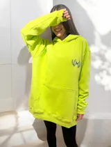 Hoodie oversize color verde neón con capucha, bolsillo canguro y puños ajustados. Estampado pequeño en el pecho con logo de la marca.