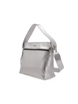 Cartera bandolera de cuero graneado color crema, con correa larga regulable y cierre superior con cremallera.