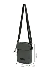 Morral de poliéster color verde militar, con un diseño compacto y amplio compartimento frontal.
