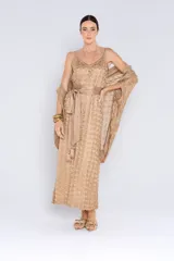 Saco tejido calado color verde humo, de hilo satinado con leve brillo, con caída fluida y silueta envolvente.