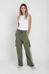 Pantalón cargo color verde militar con cintura elástica ajustable con cordón, bolsillos laterales con solapa y detalle de franjas verticales blancas en los laterales.