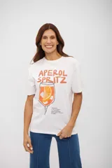 Remera blanca de manga corta con cuello redondo y un estampado frontal que muestra un vaso de Aperol Spritz con una rodaja de naranja y la receta del cóctel.