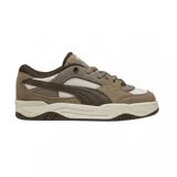 Championes urbanos Puma modelo 180, color beige y marrón, con detalles en blanco. Confeccionados en gamuza y cuero sintético, con logo Puma en los laterales y suela de goma.