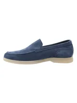 Mocasín azul de gamuza con suela color crema.