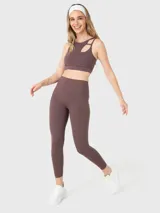 Calza deportiva color marrón con cintura alta y bolsillos laterales.
