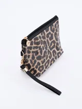 Neceser rectangular con estampado animal print, cierre superior con cremallera y correa de muñeca extraíble.