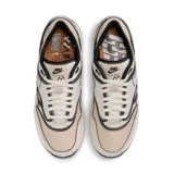 Championes Nike Air Max 1 '86 Premium, color crema con detalles en negro y blanco.
