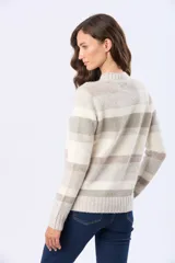 Buzo tejido de abrigo con rayas horizontales en tonos rosado, beige y blanco. Tiene cuello redondo y mangas largas.