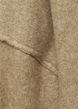 Sweater color beige de tejido de punto con cuello redondo y mangas largas.