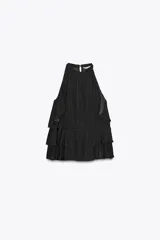 Top negro con cuello halter y volantes.