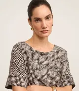 Blusa de crepé con estampado de cuadros pied-de-poule, cuello redondo y mangas cortas.