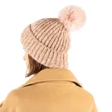 Gorro de lana tejido color rosa con pompón en la parte superior.