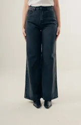 Pantalón de jean negro de corte wide leg y tiro alto.