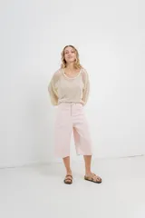 Bermuda de tiro medio color rosa, con corte recto y largo por la rodilla. Diseño amplio tipo culotte corto, con dobladillo ancho en el ruedo. Presenta bolsillos delanteros y traseros funcionales. Confeccionada en denim suave y cómodo.