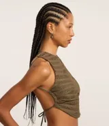 Crop top de encaje color verde militar, con cuello halter y espalda descubierta.