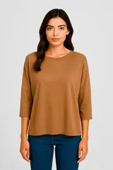 Remera color marrón con mangas 3/4 y cuello redondo. Corte holgado.
