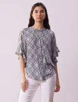Blusa de gasa estampada marca Ruby Rd, con cuello a la base, abertura central con botones y manga amplia con volados.