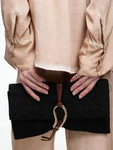 Camisa gris de manga larga confeccionada en viscosa teñida en frío, con efecto gastado. De corte relajado, con bolsillo delantero y puños amplios.