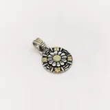 Dije redondo con forma de flor, realizado en plata 925 con detalles en oro.