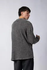 Buzo de hombre de corte oversize confeccionado en tela waffle de algodón con proceso de teñido acid en color borgoña.