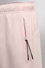 Shorts deportivos color verde oliva con calza interior negra, de tejido técnico ligero y elástico. Cuenta con cintura elástica ajustable con cordón, bolsillos laterales con cierre de cremallera, bajo con aberturas laterales y detalle de logo estampado.
