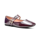 Zapato tipo ballerina de charol negro, con punta cuadrada y doble tira sobre el empeine con hebillas plateadas.