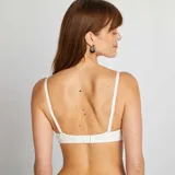 Sujetador blanco de microfibra con corte triangular y tirantes finos regulables.