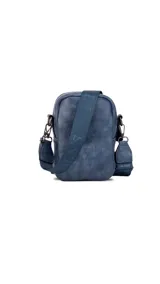 Bandolera azul de cuero sintético con cierre metálico principal y cierre frontal. Cuenta con correa de galón gruesa y ajustable.