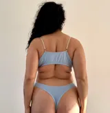 Conjunto de ropa interior celeste, compuesto por un corpiño de algodón con breteles finos y una bombacha clásica con elásticos beige.