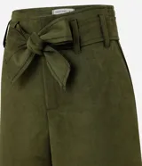 Bermuda verde militar confeccionada en gamuza sintética, con lazo en la cintura y corte recto.