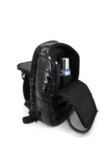 Mochila acolchada color rosa brillante, con costuras horizontales. Posee asas de mano negras y correas de hombro negras. Incluye un parche circular negro en el frente y un tirador de cremallera multicolor.