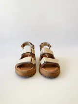 Sandalias de cuero color marrón con plataforma y dos tiras anchas de cuero crudo con velcro.