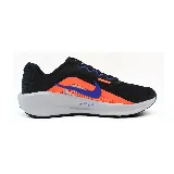 Championes de running Nike Downshifter 13, color negro con detalles en naranja y azul.