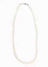 Collar doble con gargantilla de perlas blancas y cadena de eslabones plateada.