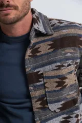 Camisaco de paño con estampado geométrico en tonos marrón, gris y azul.