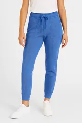 Pantalón de jogging azul con textura acanalada, cintura elástica con cordón ajustable y bolsillos laterales.