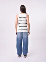 Musculosa blanca de tejido de punto con cuello halter y espalda descubierta.