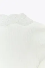 Camiseta blanca de algodón con textura de canalé, escote en pico y mangas cortas. Detalle de encaje blanco en escote y mangas.